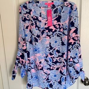 Beautiful silky lily Pulitzer blouse! Special 🌸🌸